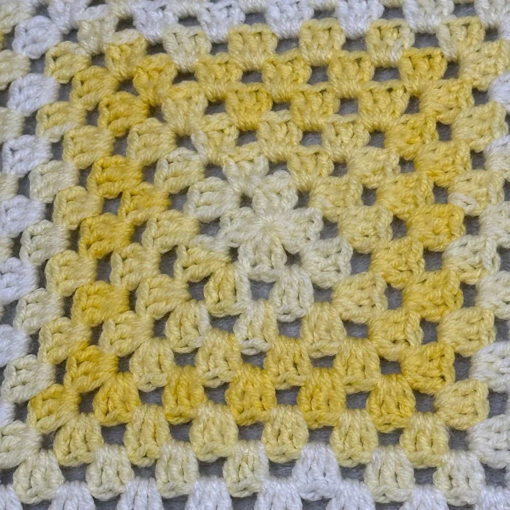 Handmade Crochet Granny Square Baby Blanket Yellow White Scalloped‎ 32 X 32